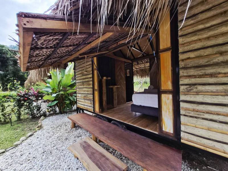 Cabaña Tierra Magia entre el jardín, con techo de palma