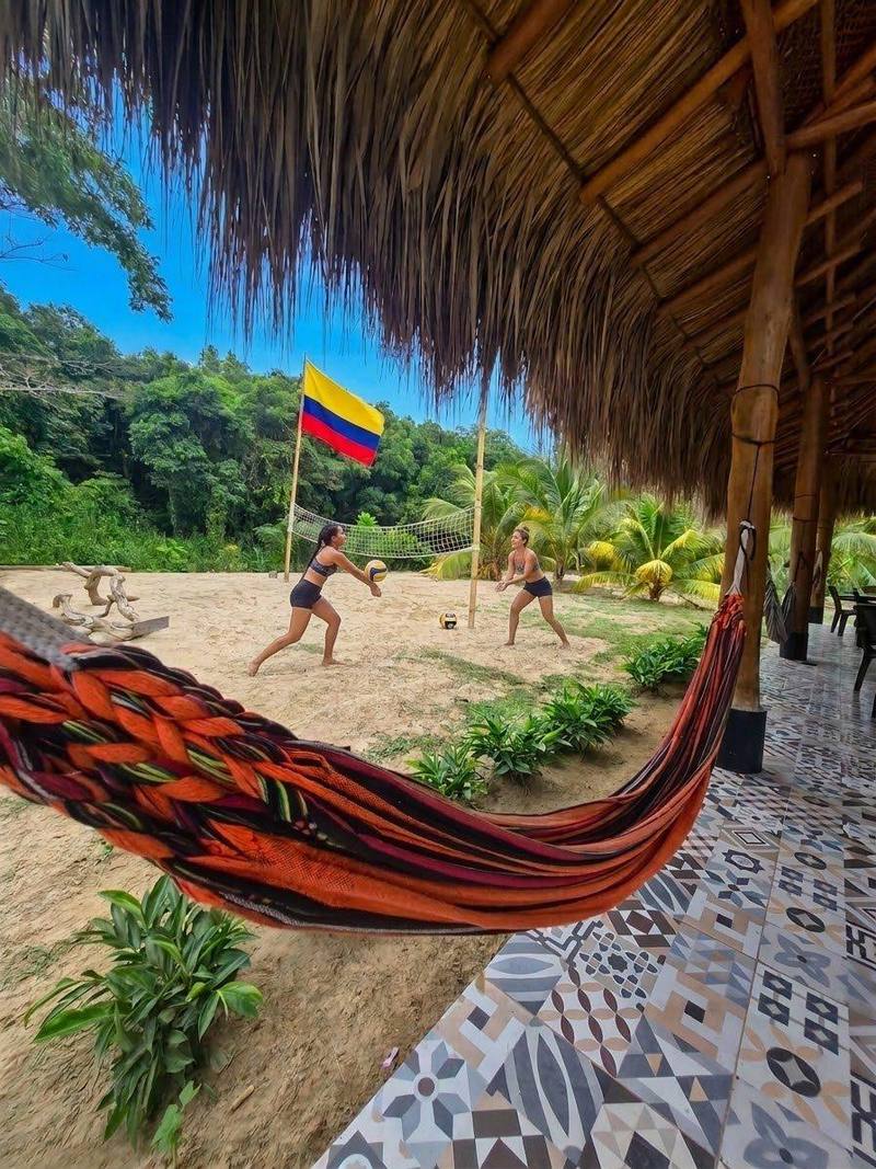 Partido de vóley junto a la hamaca