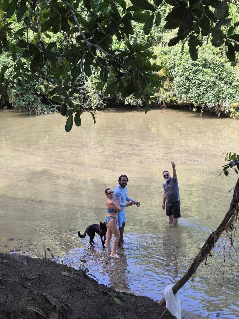 Gente y un perro en el río Mendihuaca
