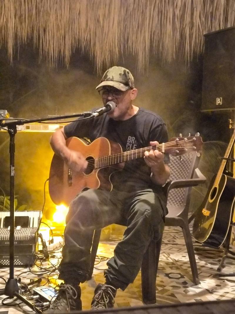Músico con guitarra en el kiosco